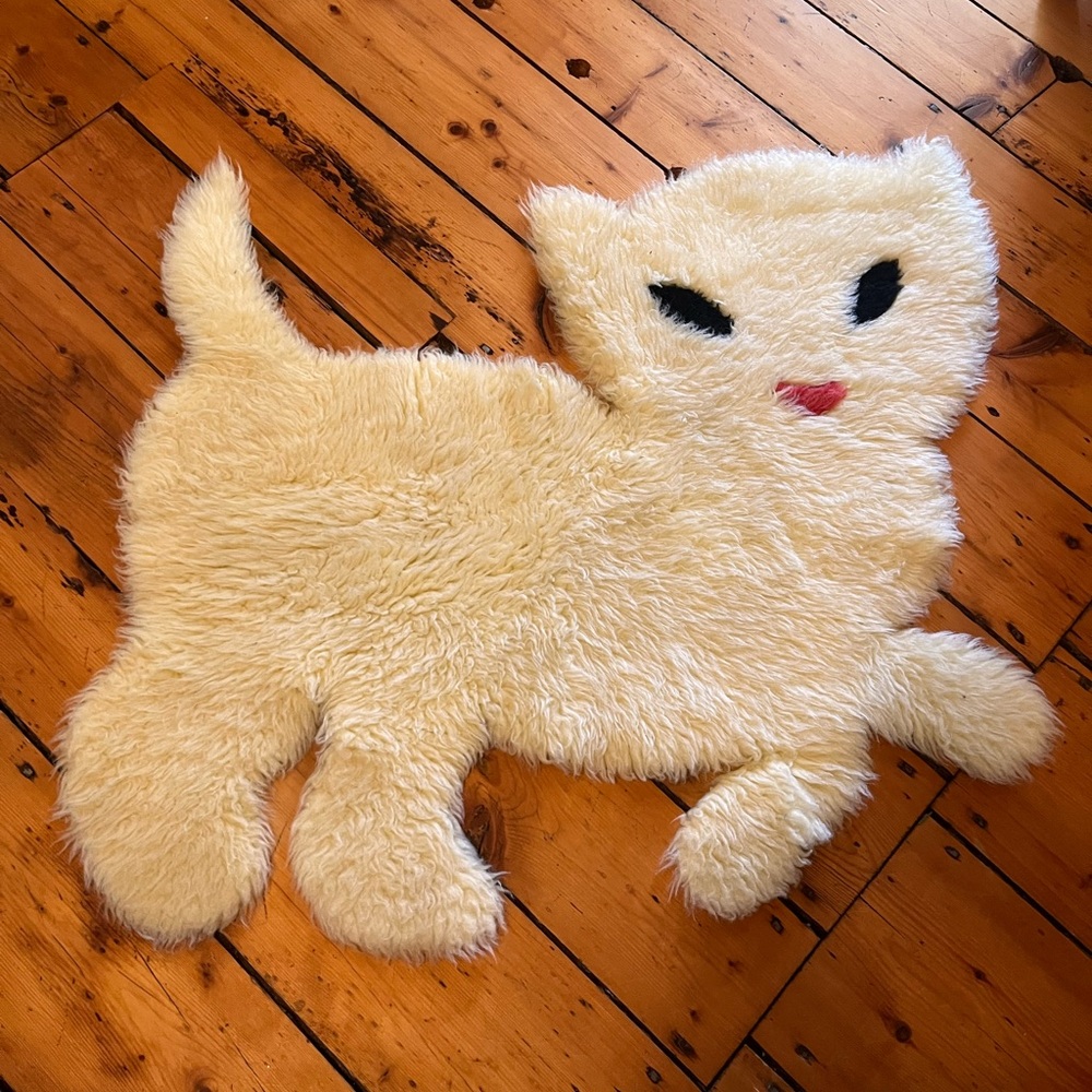 Vintage Faux Fur Cozy Cream Cat-Shaped Pet Rug